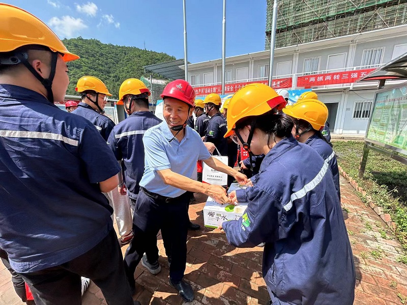 三伏送清涼，高溫不服“暑”——王琦走進(jìn)基層慰問一線職工并調(diào)研指導(dǎo)工作